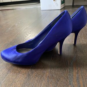Blue pumps